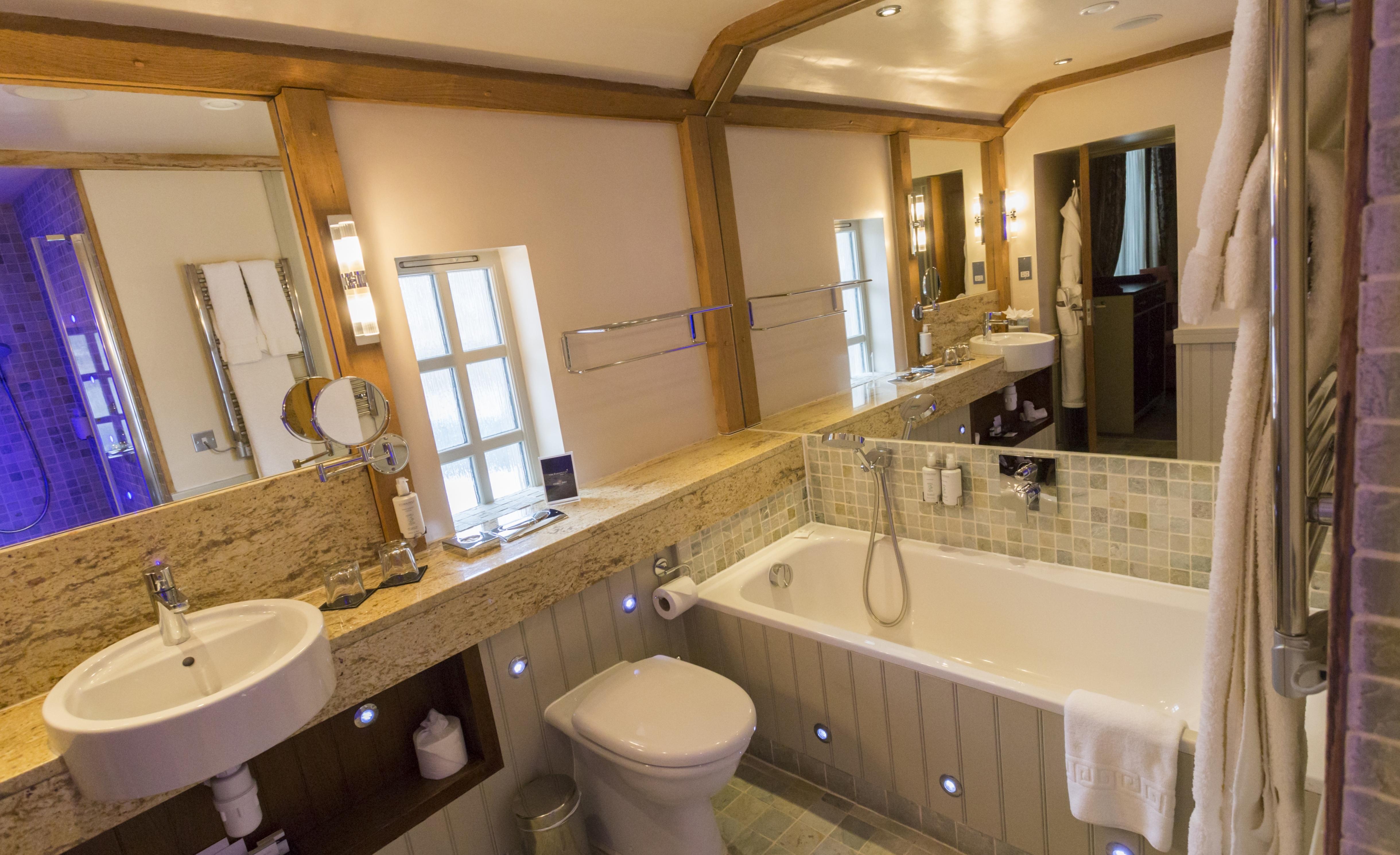 The Farmhouse Hotel And Restaurant Saint Saviour Esterno foto