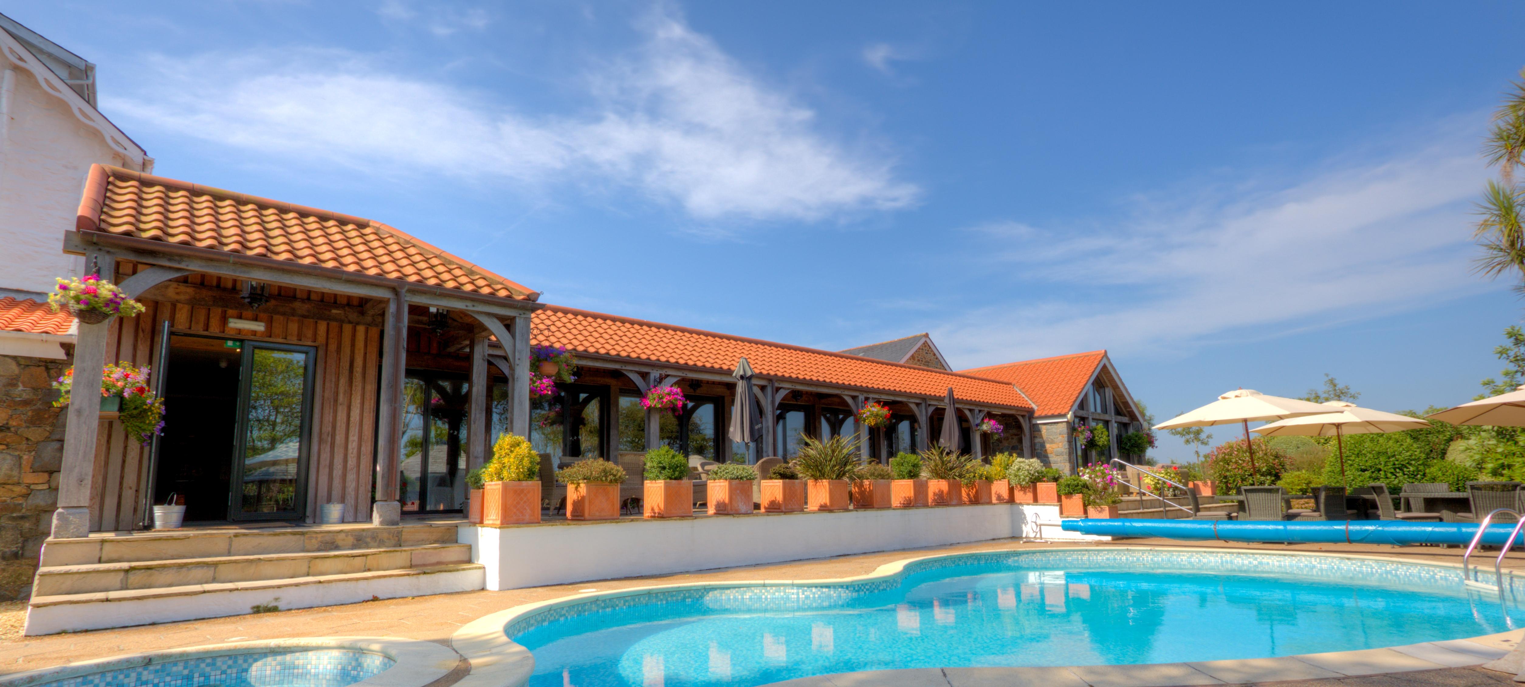 The Farmhouse Hotel And Restaurant Saint Saviour Esterno foto