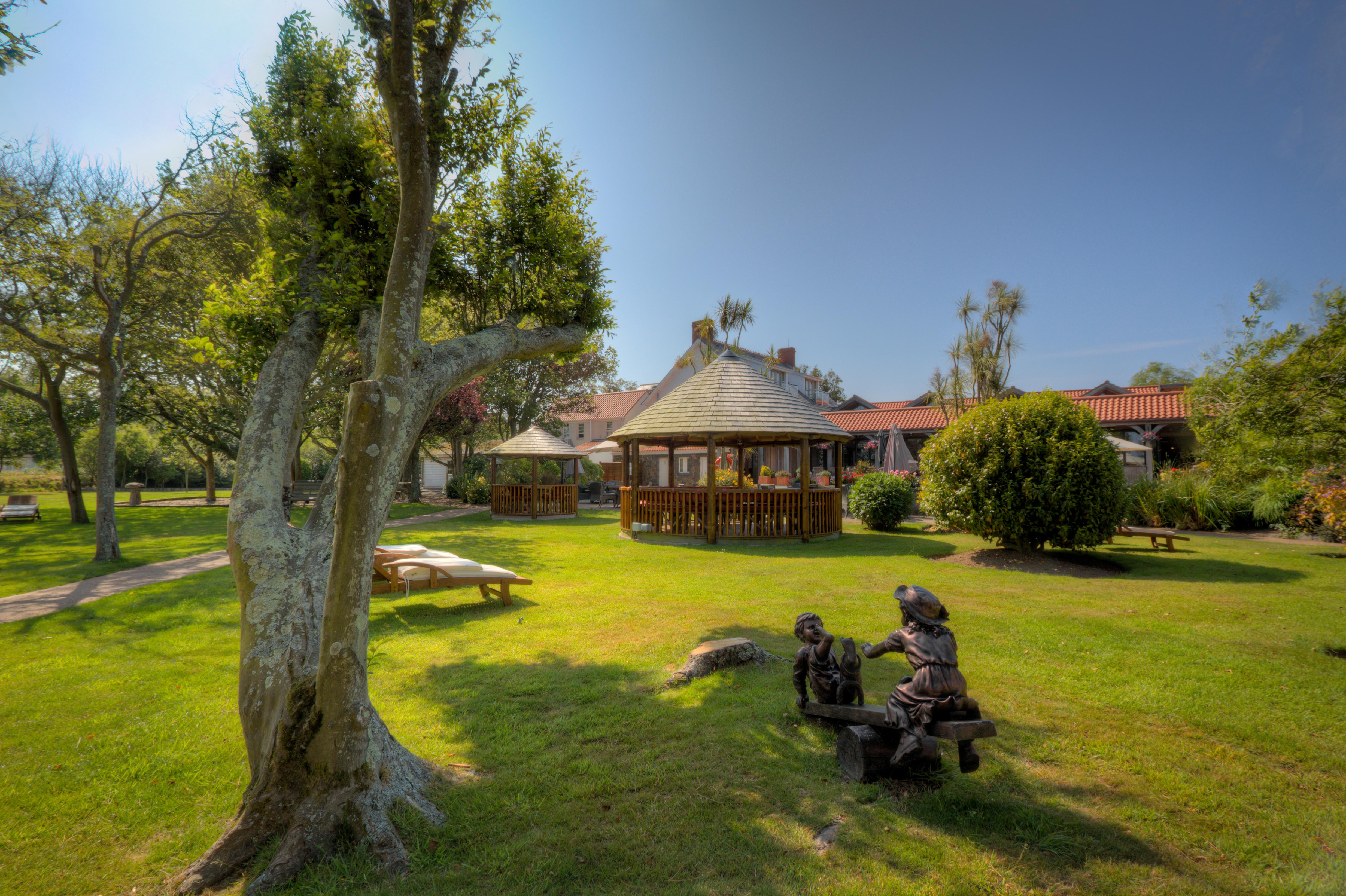 The Farmhouse Hotel And Restaurant Saint Saviour Esterno foto