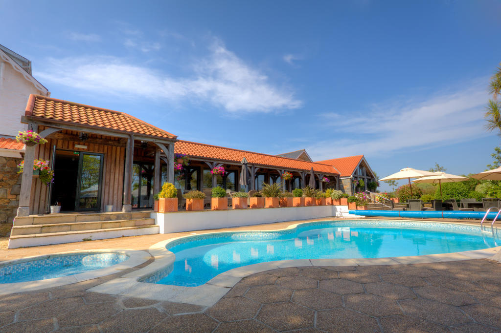 The Farmhouse Hotel And Restaurant Saint Saviour Esterno foto